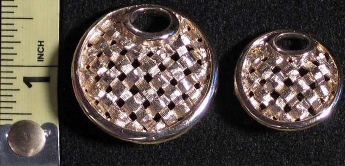 Lot of 2 Vintage Broaches / Pins Gold Tone Weave Signed Sarah